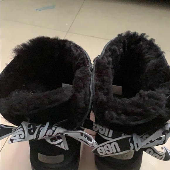 Black low Ugg’s - Picture 1 of 3